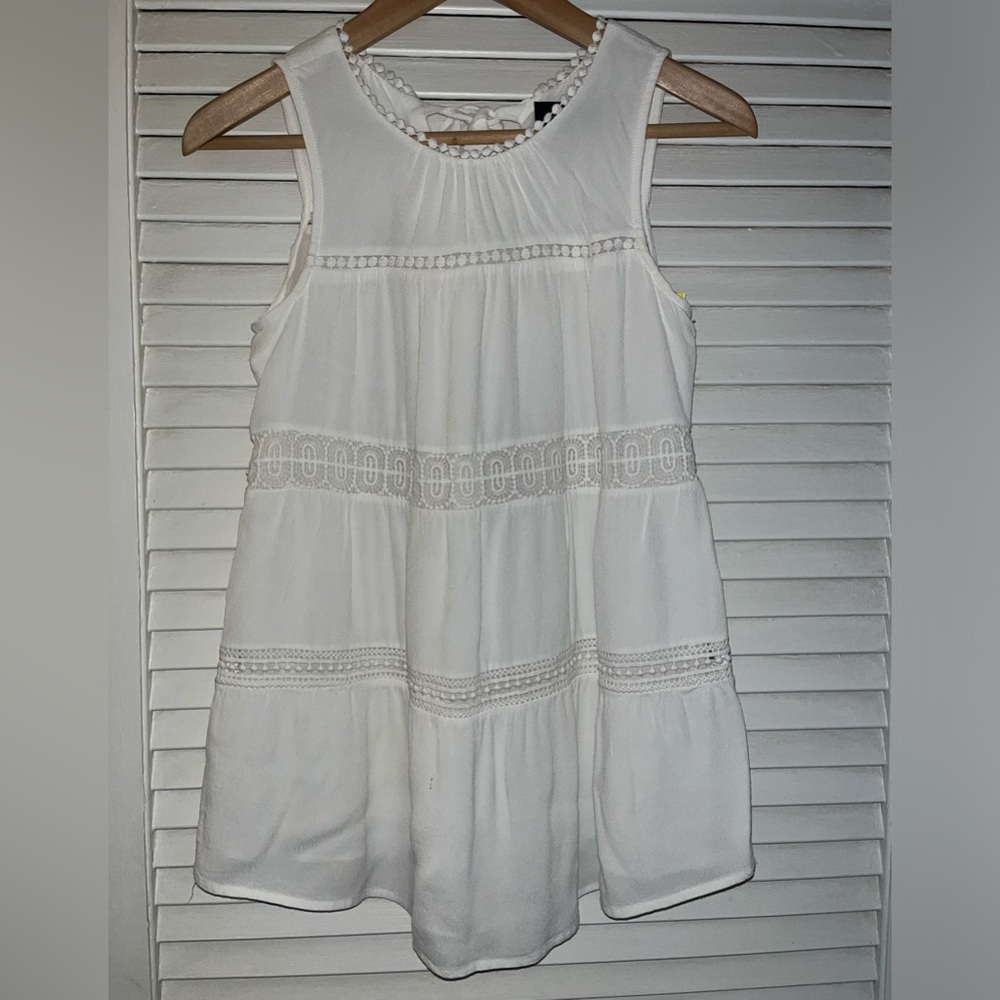A Pea in The Pod casual white tank with lace, size XS